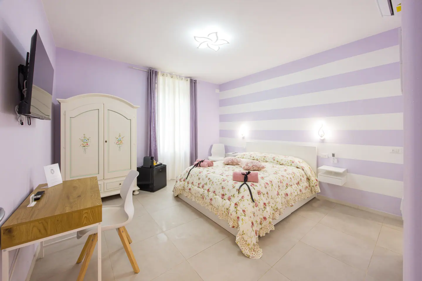 Vista d'insieme della camera Tellaro con scrivania in rovere e armadio dipinto a mano
