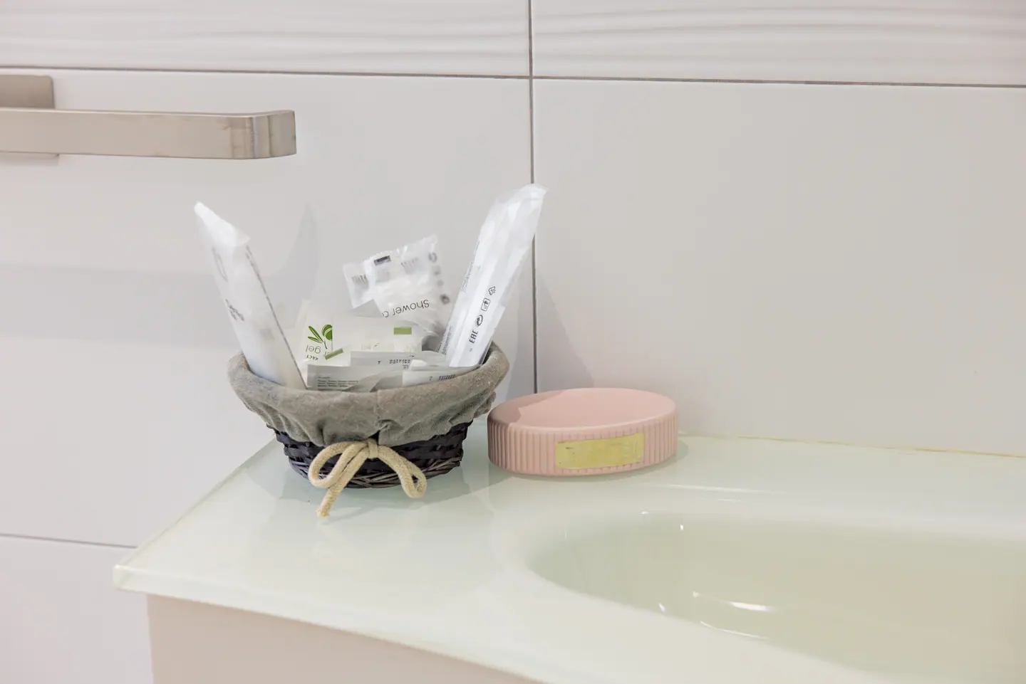 Cortesia da bagno su piano in vetro verde menta